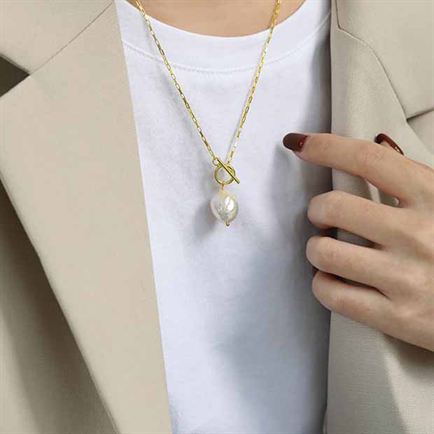 Natural Pearl on Elegant Chain